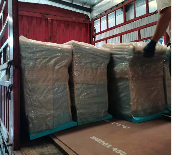 礦安機(jī)電生產(chǎn)的礦用隔爆兼本安型可編程控制箱及礦用本安型操作臺發(fā)往江蘇