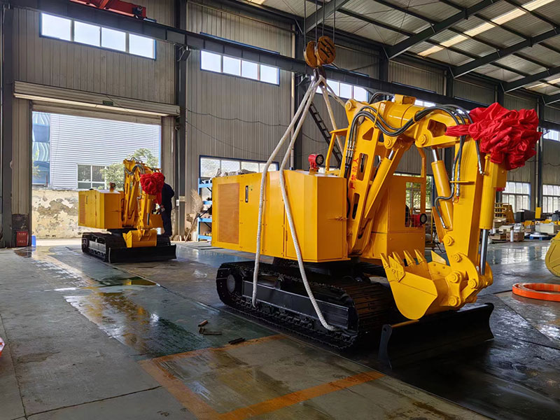 兩臺MWC7.8/3.2L 液壓挖掘機準(zhǔn)備裝車發(fā)貨